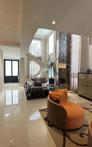 Casa de condomínio à venda com 498m², 3 quartos e 4 vagas Casa de condomínio à venda com 498m², 3 quartos e 4 vagasSala
