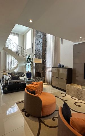 Casa de condomínio à venda com 498m², 3 quartos e 4 vagas Casa de condomínio à venda com 498m², 3 quartos e 4 vagasSala