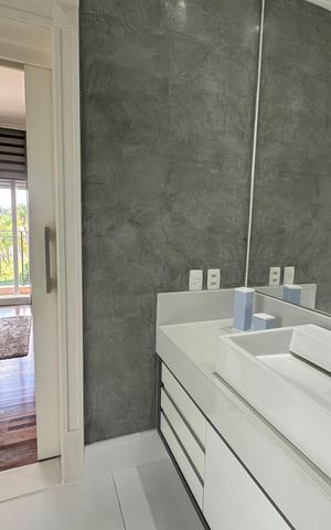 Casa de condomínio à venda com 498m², 3 quartos e 4 vagas Casa de condomínio à venda com 498m², 3 quartos e 4 vagasBanheiro da Suíte 1