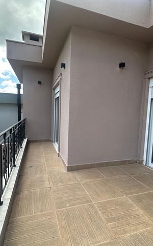 Casa de condomínio à venda com 498m², 3 quartos e 4 vagas Casa de condomínio à venda com 498m², 3 quartos e 4 vagasVaranda