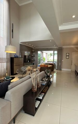 Casa de condomínio à venda com 498m², 3 quartos e 4 vagas Casa de condomínio à venda com 498m², 3 quartos e 4 vagasSala