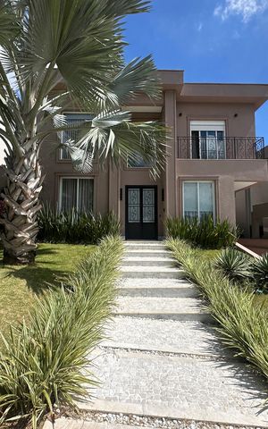 Casa de condomínio à venda com 498m², 3 quartos e 4 vagas Casa de condomínio à venda com 498m², 3 quartos e 4 vagasFachada