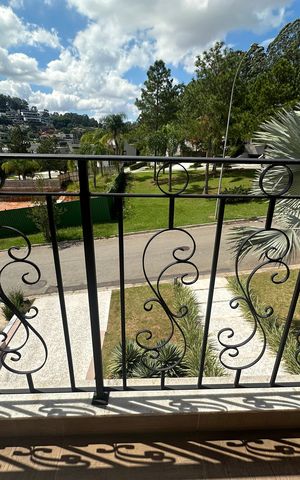 Casa de condomínio à venda com 498m², 3 quartos e 4 vagas Casa de condomínio à venda com 498m², 3 quartos e 4 vagasVaranda