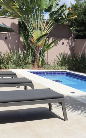 Casa de condomínio à venda com 498m², 3 quartos e 4 vagas Casa de condomínio à venda com 498m², 3 quartos e 4 vagasPiscina