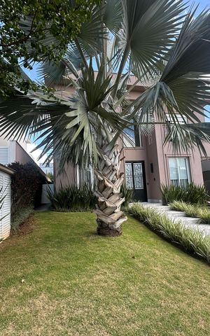Casa de condomínio à venda com 498m², 3 quartos e 4 vagas Casa de condomínio à venda com 498m², 3 quartos e 4 vagasFachada