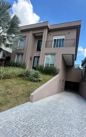 Casa de condomínio à venda com 498m², 3 quartos e 4 vagas Casa de condomínio à venda com 498m², 3 quartos e 4 vagasFachada