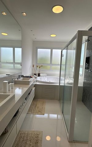 Casa de condomínio à venda com 498m², 3 quartos e 4 vagas Casa de condomínio à venda com 498m², 3 quartos e 4 vagasBanheiro da Suíte 3