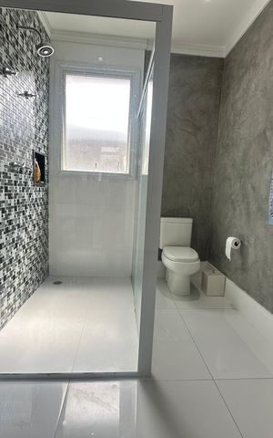 Casa de condomínio à venda com 498m², 3 quartos e 4 vagas Casa de condomínio à venda com 498m², 3 quartos e 4 vagasBanheiro da Suíte 1