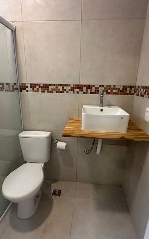 Casa de condomínio à venda com 498m², 3 quartos e 4 vagas Casa de condomínio à venda com 498m², 3 quartos e 4 vagasBanheiro de serviço