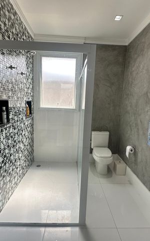 Casa de condomínio à venda com 498m², 3 quartos e 4 vagas Casa de condomínio à venda com 498m², 3 quartos e 4 vagasBanheiro da Suíte 1
