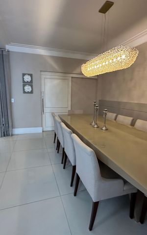 Casa de condomínio à venda com 498m², 3 quartos e 4 vagas Casa de condomínio à venda com 498m², 3 quartos e 4 vagasSala de Jantar