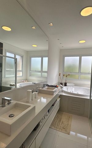 Casa de condomínio à venda com 498m², 3 quartos e 4 vagas Casa de condomínio à venda com 498m², 3 quartos e 4 vagasBanheiro da Suíte 3