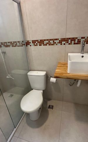 Casa de condomínio à venda com 498m², 3 quartos e 4 vagas Casa de condomínio à venda com 498m², 3 quartos e 4 vagasBanheiro de serviço