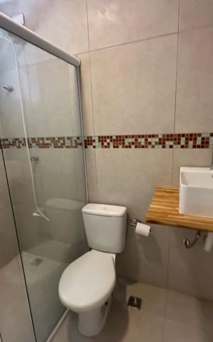 Casa de condomínio à venda com 498m², 3 quartos e 4 vagas Casa de condomínio à venda com 498m², 3 quartos e 4 vagasBanheiro de serviço