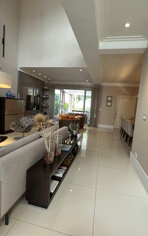 Casa de condomínio à venda com 498m², 3 quartos e 4 vagas Casa de condomínio à venda com 498m², 3 quartos e 4 vagasSala