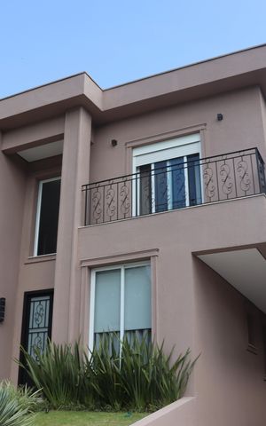 Casa de condomínio à venda com 498m², 3 quartos e 4 vagas Casa de condomínio à venda com 498m², 3 quartos e 4 vagasFachada