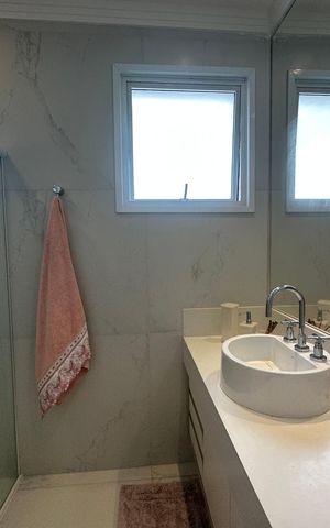 Casa de condomínio à venda com 498m², 3 quartos e 4 vagas Casa de condomínio à venda com 498m², 3 quartos e 4 vagasBanheiro da Suíte 2