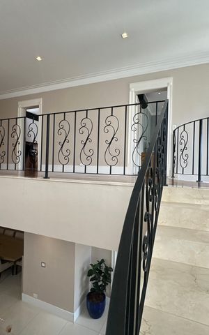 Casa de condomínio à venda com 498m², 3 quartos e 4 vagas Casa de condomínio à venda com 498m², 3 quartos e 4 vagasEscada