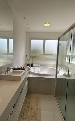 Casa de condomínio à venda com 498m², 3 quartos e 4 vagas Casa de condomínio à venda com 498m², 3 quartos e 4 vagasBanheiro da Suíte 3