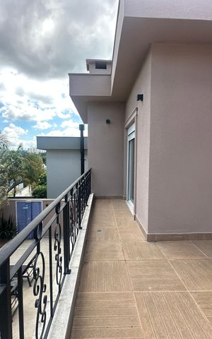 Casa de condomínio à venda com 498m², 3 quartos e 4 vagas Casa de condomínio à venda com 498m², 3 quartos e 4 vagasVaranda