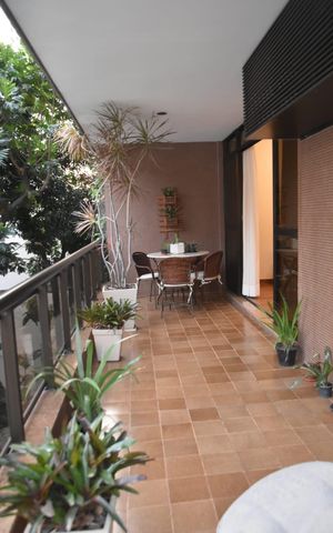 Apartamento à venda com 165m², 5 quartos e 3 vagas Apartamento à venda com 165m², 5 quartos e 3 vagasVaranda
