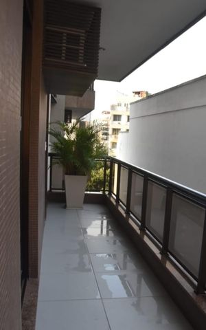 Apartamento à venda com 165m², 5 quartos e 3 vagas Apartamento à venda com 165m², 5 quartos e 3 vagasVaranda
