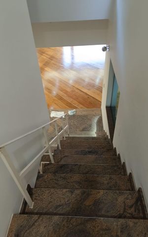 Casa à venda com 256m², 3 quartos e 5 vagasEscada