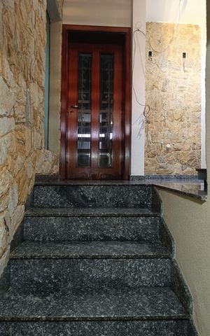 Casa à venda com 256m², 3 quartos e 5 vagasEscada