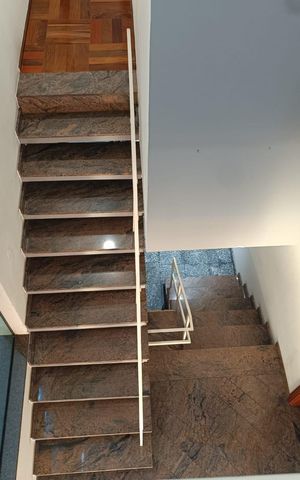 Casa à venda com 256m², 3 quartos e 5 vagasEscada