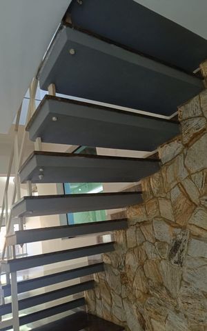 Casa à venda com 256m², 3 quartos e 5 vagasEscada