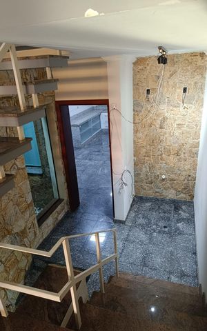 Casa à venda com 256m², 3 quartos e 5 vagasEscada