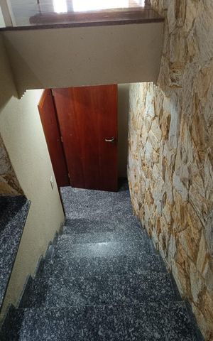 Casa à venda com 256m², 3 quartos e 5 vagasEscada