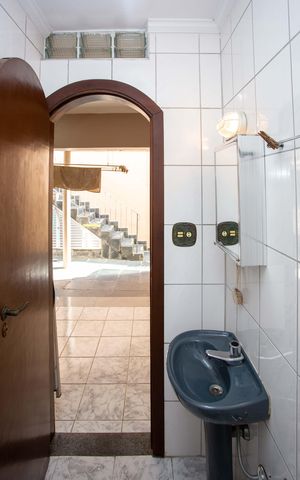 Casa à venda com 230m², 4 quartos e 3 vagasBanheiro de serviço