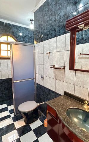 Casa para alugar com 180m², 3 quartos e 2 vagas Casa para alugar com 180m², 3 quartos e 2 vagasBanheiro da Suíte