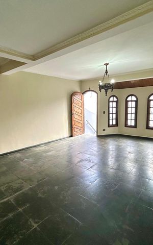 Casa para alugar com 180m², 3 quartos e 2 vagas Casa para alugar com 180m², 3 quartos e 2 vagasSala