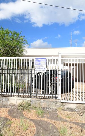 Casa à venda com 250m², 3 quartos e 6 vagasFachada / Placa
