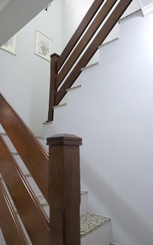 Casa à venda com 164m², 3 quartos e 3 vagas Casa à venda com 164m², 3 quartos e 3 vagasEscada