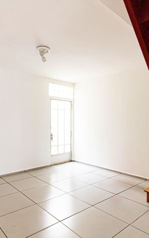 Casa à venda com 110m², 2 quartos e sem vaga Casa à venda com 110m², 2 quartos e sem vagaSala