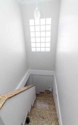 Casa à venda com 150m², 3 quartos e 2 vagasCorredor dos Quartos - Escada