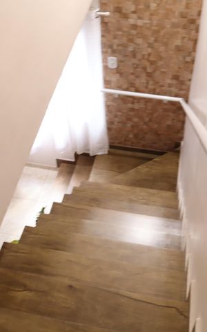 Casa à venda com 172m², 3 quartos e 3 vagasEscada piso superior