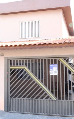 Casa à venda com 172m², 3 quartos e 3 vagasFachada e portão