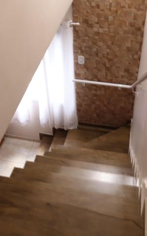 Casa à venda com 172m², 3 quartos e 3 vagasEscada piso superior
