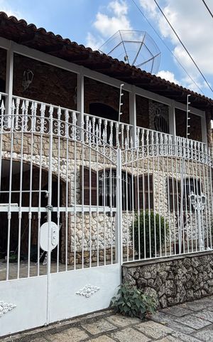 Casa à venda com 360m², 4 quartos e 2 vagas Casa à venda com 360m², 4 quartos e 2 vagasFachada
