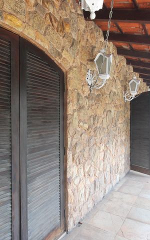 Casa à venda com 360m², 4 quartos e 2 vagasSuíte 1 -Varanda que se comunica com a suíte 2