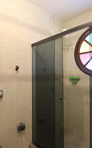 Casa à venda com 360m², 4 quartos e 2 vagasBanheiro da suíte 1