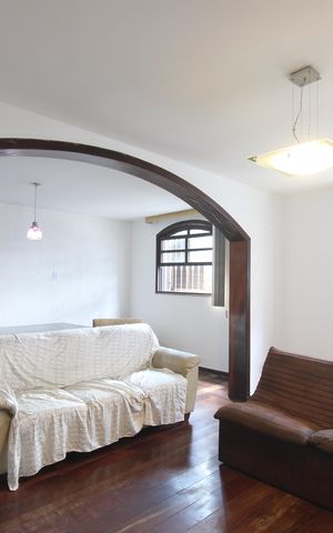 Casa à venda com 360m², 4 quartos e 2 vagasSala
