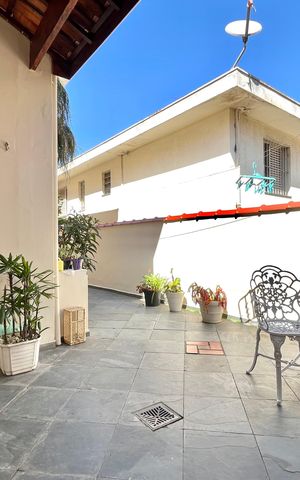 Casa à venda com 134m², 3 quartos e 3 vagas Casa à venda com 134m², 3 quartos e 3 vagasÁrea externa