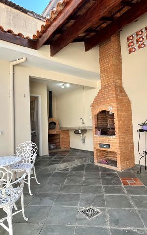 Casa à venda com 134m², 3 quartos e 3 vagas Casa à venda com 134m², 3 quartos e 3 vagasÁrea externa
