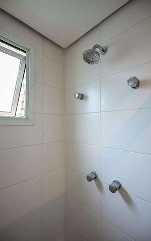 Apartamento à venda com 132m², 3 quartos e 2 vagasChuveiro do Banheiro da Suíte 2