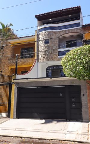 Casa à venda com 250m², 3 quartos e 3 vagasFachada
